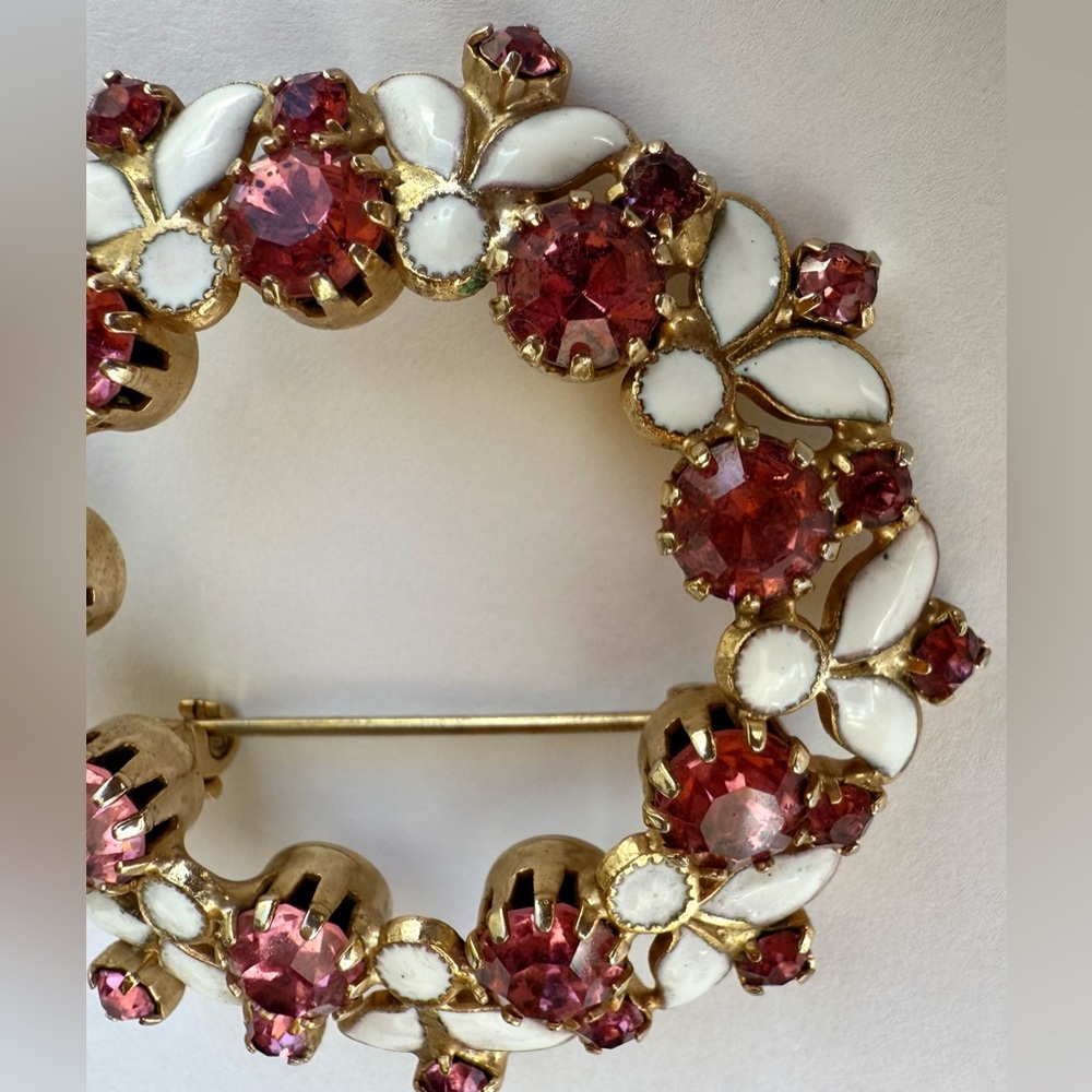 Vintage Pink Glass Rhinestone & White Enamel Floral Wreath Brooch 2” - Picture 4 of 7